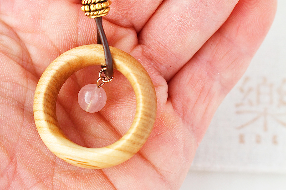 山桜の喜虹ペンダント (太陽)｜ネックレス ペンダント アクセサリー 木工品 ハンドメイド ローズクォーツ 天然石 山桜 甘楽町 [0300]