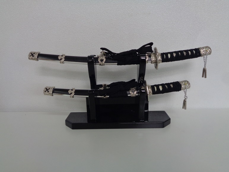 創業80余年 森泉人形の太刀二本飾り 黒[52210989]