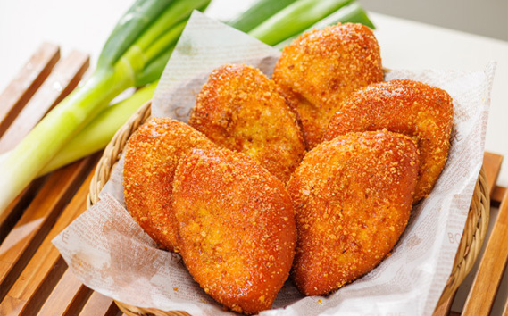 越谷ねぎのとろ〜りカレーパン（8個入り） ／ パン 惣菜パン カレーパン 手軽 おやつ 軽食 朝食 夜食 冷凍パン 冷凍カレーパン 横綱ねぎ 自家製 ねぎカレー 越谷産 ねぎ ネギ 地元 野菜 贅沢 おすすめ 埼玉県 No.093