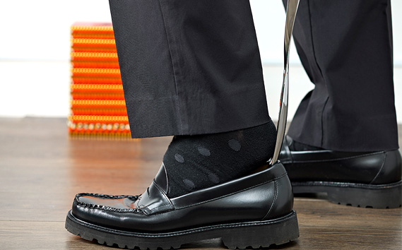 甲冑刀−靴べら（赤） ／ くつべら 玄関 おしゃれ かっこいい デザイン インテリア 和風 刀 日本刀 甲冑技法 熟練 職人技 歴史好き 甲冑好き レッド 埼玉県 No.154-01