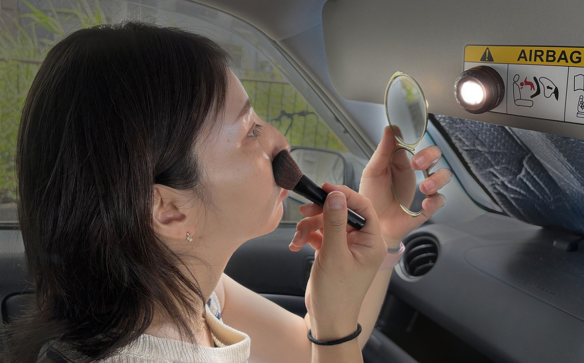 自然光の美顔ライト　LINDA ／ セリック リンダ メイク 化粧 持ち歩き 小型ライト ミニライト 軽量 充電可能 埼玉県 No.285