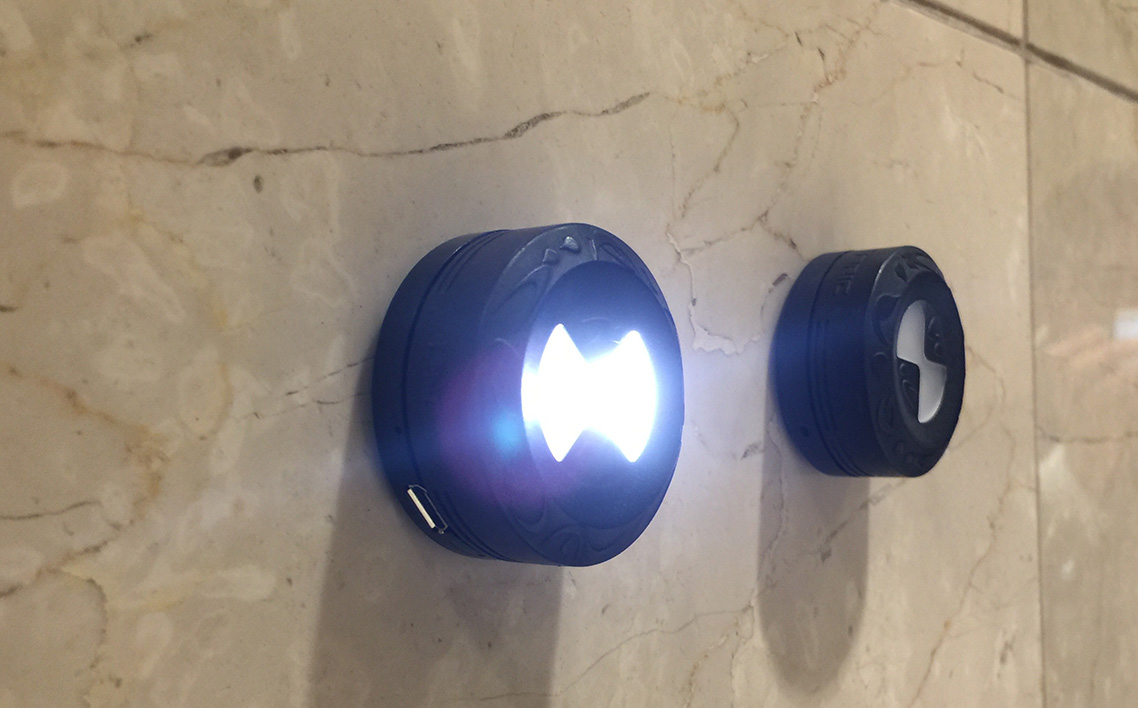 自然光の美顔ライト　LINDA ／ セリック リンダ メイク 化粧 持ち歩き 小型ライト ミニライト 軽量 充電可能 埼玉県 No.285