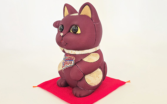 木目込人形（招き猫・特大 アルファーズ） ／ まねきねこ 猫 飾り物 人形 置物 ちりめん 伝統工芸 縁起 開運招福 千客万来 商売繁盛 金運 インテリア プレゼント 雑貨 可愛い 柿沼東光 クールジャパン The Wonder 500 埼玉県 No.267