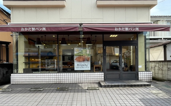 越谷ねぎのとろ〜りカレーパン（4個入り） ／ パン 惣菜パン カレーパン 手軽 おやつ 軽食 朝食 夜食 冷凍パン 冷凍カレーパン 横綱ねぎ 自家製 ねぎカレー 越谷産 ねぎ ネギ 地元 野菜 贅沢 おすすめ 埼玉県 No.091