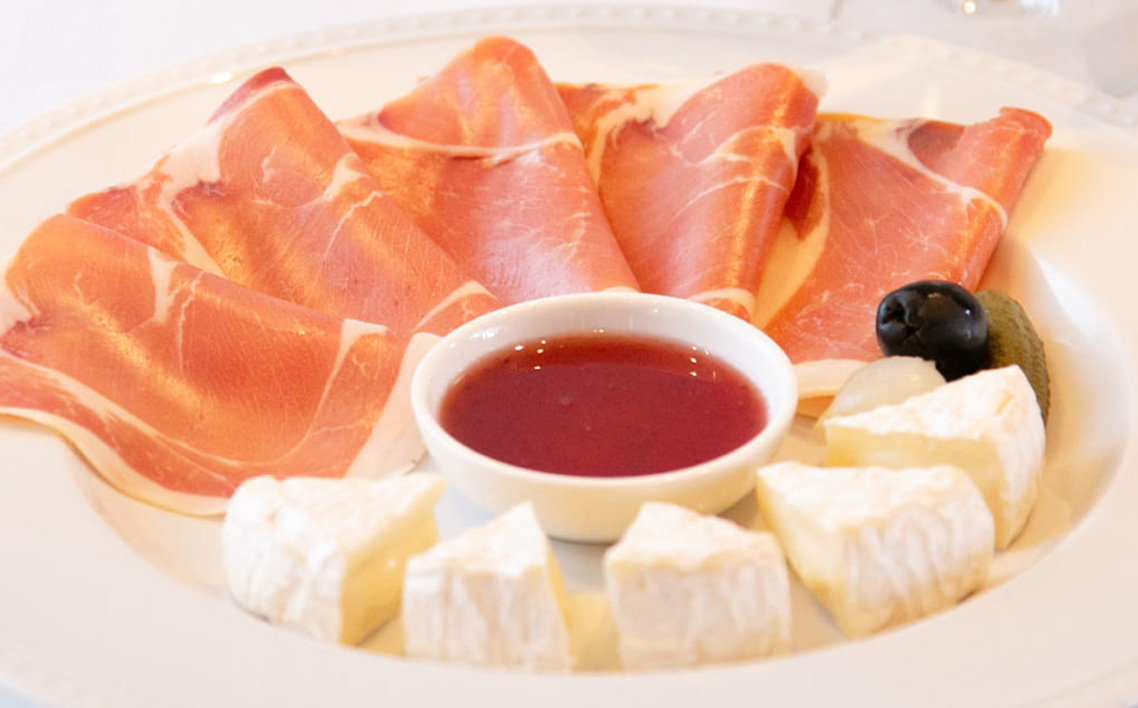 王様の苺ジャム瓶詰3種類セット（あまりん、かおりん、べにたま） ／ いちごジャム 瓶詰ジャム 食べ比べセット フルーツスプレッド パンのお供 ヨーグルトトッピング スイーツ作り 国産いちご ギフト 食品セット 瓶入り おしゃれパッケージ 濃厚ジャム 果実感 埼玉県 No.355