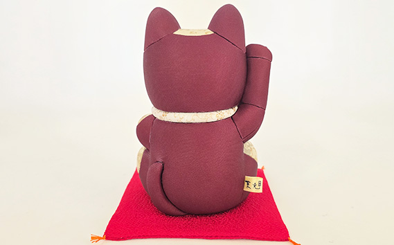 木目込人形（招き猫・特大 アルファーズ） ／ まねきねこ 猫 飾り物 人形 置物 ちりめん 伝統工芸 縁起 開運招福 千客万来 商売繁盛 金運 インテリア プレゼント 雑貨 可愛い 柿沼東光 クールジャパン The Wonder 500 埼玉県 No.267