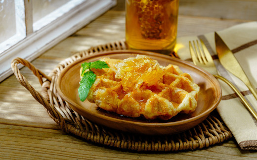 北本産 巣みつ入りはちみつ 百花蜜 300g×1瓶 根津ぶんぶーん農園 | はちみつ 蜂蜜 ハチミツ HONEY ハニー コムハニー 百花蜜 巣房蜜 巣蜜 蜜蝋 百花 トースト ホットケーキ パンケーキ ヨーグルト アイス ハニートースト 調味料 甘味料 健康 味変 朝食 養蜂場 プレゼント ギフト 贈答 贈り物 常備品 埼玉県 北本市