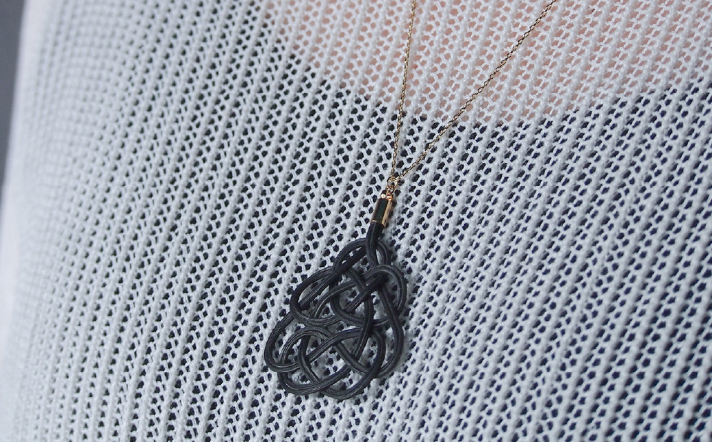 イヤリング&ネックレス クロガネモチ (あわじ結び) 草木染め ラタン | 黒 ブラック イアリング ネックレス セット アクセ 縁起 縁 アクセサリー 和モダン 自然 天然 伝統 美 草木 染め 手仕事 手づくり 手作り 作品 飾り結び 良縁 籐 やさしい 優しい 工芸品 アップサイクル エコフレンドリー ボタニカル サステナブル SDGs ナチュラル シンプル ゆのわ 埼玉県 北本市