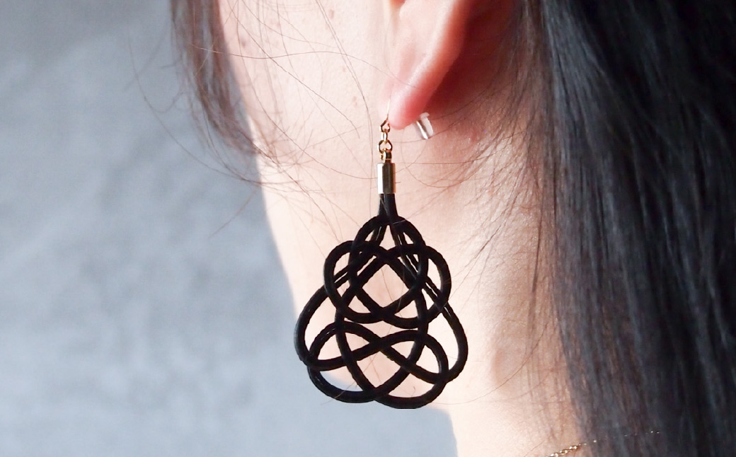 ピアス クロガネモチ (あわじ結び) 草木染め ラタン | 黒 ブラック ピアス ピヤス アクセ 縁起 縁 アクセサリー 和モダン 自然 天然 伝統 美 草木 染め 手仕事 手づくり 手作り 作品 飾り結び 良縁 籐 とう やさしい 優しい 工芸品 アップサイクル エコフレンドリー ボタニカル サステナブル エシカル SDGs ナチュラル シンプル ギフト ゆのわ 埼玉県 北本市