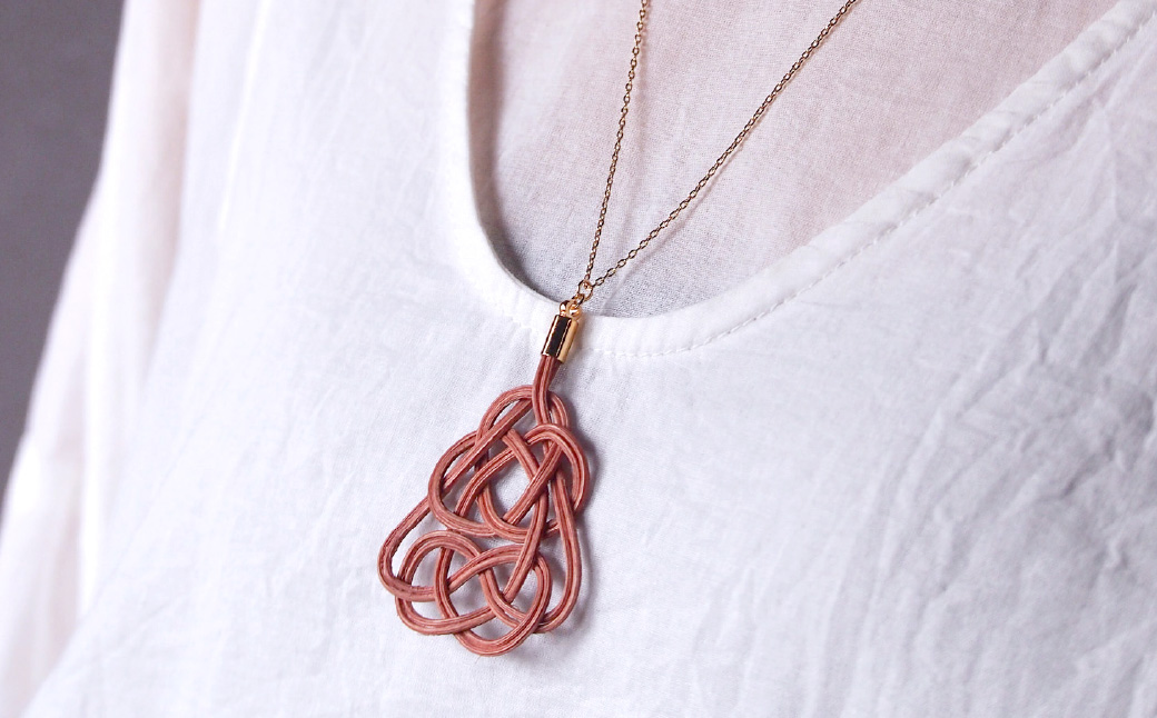 ピアス&ネックレス 桜 (あわじ結び) 草木染め ラタン | ピンク 桜色 ピアス ピヤス ピンク ネックレス セット アクセ 縁起 縁 アクセサリー 和モダン 自然 天然 伝統 美 草木 染め 手仕事 手づくり 手作り 作品 飾り結び 良縁 籐 やさしい 優しい 工芸品 アップサイクル エコフレンドリー ボタニカル サステナブル エシカル SDGs ナチュラル ゆのわ 埼玉県 北本市