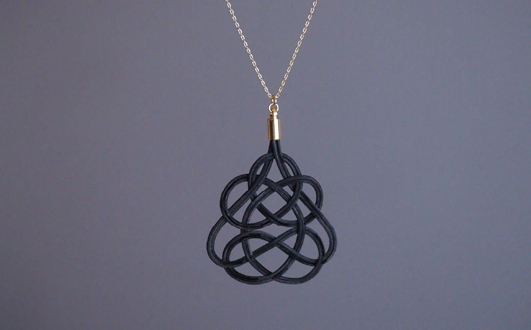 ネックレス クロガネモチ (あわじ結び) ラタン | 黒 ブラック ネックレス アクセ 縁起 縁 アクセサリー 和モダン 自然 天然 伝統 美 草木 染め 手仕事 手づくり 手作り 作品 飾り結び 良縁 籐 やさしい 優しい 工芸品 アップサイクル エコフレンドリー ボタニカル サステナブル エシカル SDGs ナチュラル シンプル ギフト プレゼント 草木染め ゆのわ 埼玉県 北本市