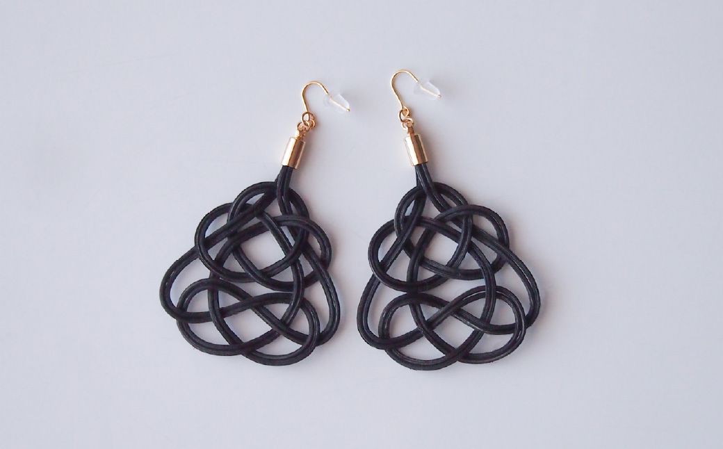 ピアス クロガネモチ (あわじ結び) 草木染め ラタン | 黒 ブラック ピアス ピヤス アクセ 縁起 縁 アクセサリー 和モダン 自然 天然 伝統 美 草木 染め 手仕事 手づくり 手作り 作品 飾り結び 良縁 籐 とう やさしい 優しい 工芸品 アップサイクル エコフレンドリー ボタニカル サステナブル エシカル SDGs ナチュラル シンプル ギフト ゆのわ 埼玉県 北本市