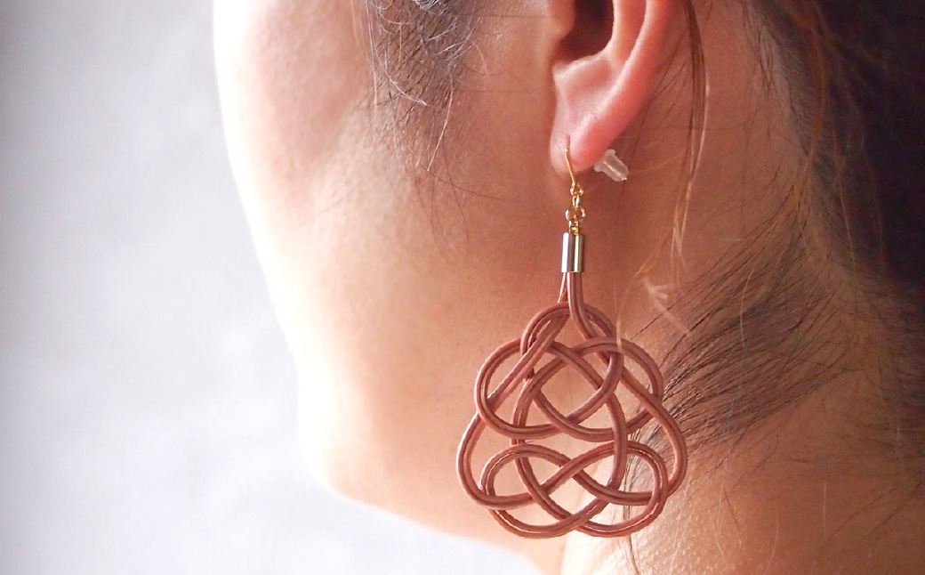 ピアス&ネックレス 桜 (あわじ結び) 草木染め ラタン | ピンク 桜色 ピアス ピヤス ピンク ネックレス セット アクセ 縁起 縁 アクセサリー 和モダン 自然 天然 伝統 美 草木 染め 手仕事 手づくり 手作り 作品 飾り結び 良縁 籐 やさしい 優しい 工芸品 アップサイクル エコフレンドリー ボタニカル サステナブル エシカル SDGs ナチュラル ゆのわ 埼玉県 北本市