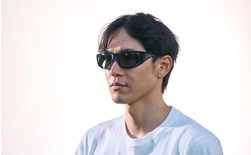 メガネの上から掛けられるサングラス オーバーグラス「Otani（オータニ）」側面までの視野と明るさを確保、テンプルがしなやかにフィット、掛け外しのしやすい軽量モデル「松風（まつかぜ）」(3)ブラック／ディープモルフォブルー