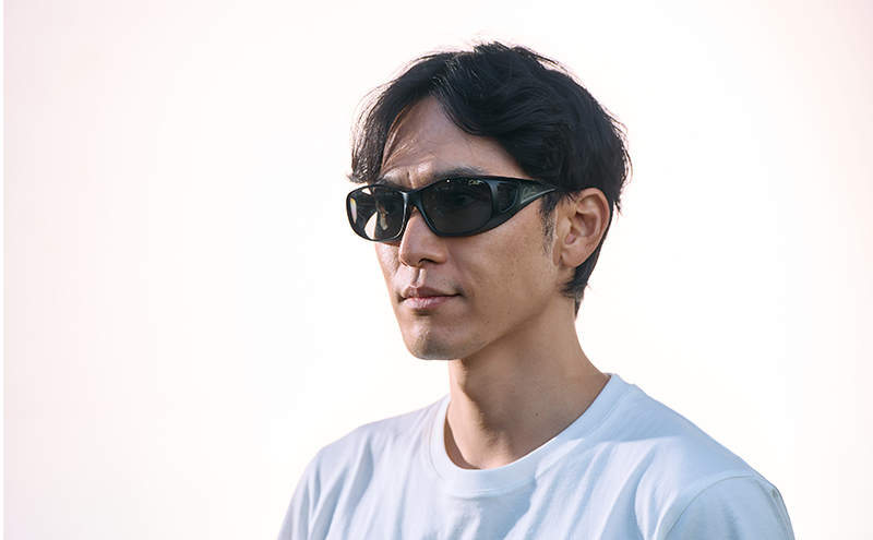 メガネの上から掛けられるサングラス オーバーグラス「Otani（オータニ）」様々なメガネに合わせやすいスクエアデザイン、小窓の側面で視野と明るさを確保、収まりの良いベーシックモデル。「いぶき」(2)マットブラック／ペールモルフォブルー