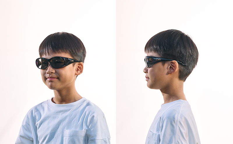 メガネの上から掛けられるサングラス オーバーグラス「Otani（オータニ）」小窓の側面で視野と明るさを確保、柔らかく、弾力があり、折れにくい素材を使用し、安心と安全性を高めたキッズモデル、「みらい」(3)スモーク／ペールグレー