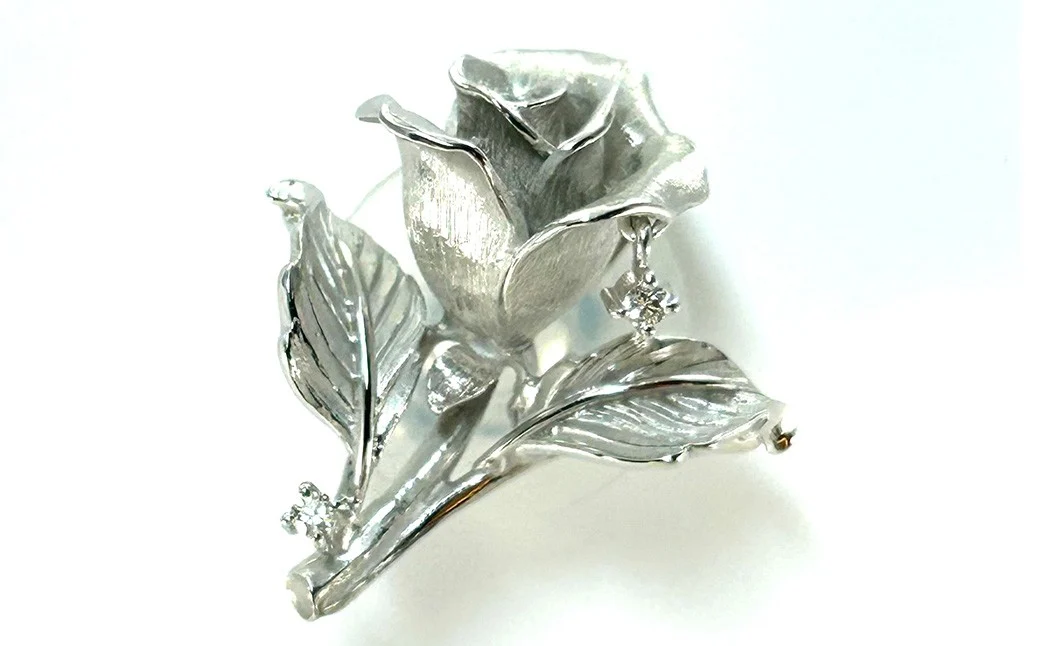 【NOBUKO ISHIKAWA（ノブコイシカワ）】薔薇ラペルピン　【12203-0396】