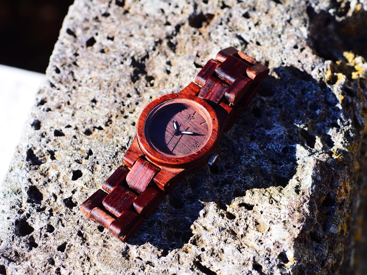 銘木紫檀の木製腕時計