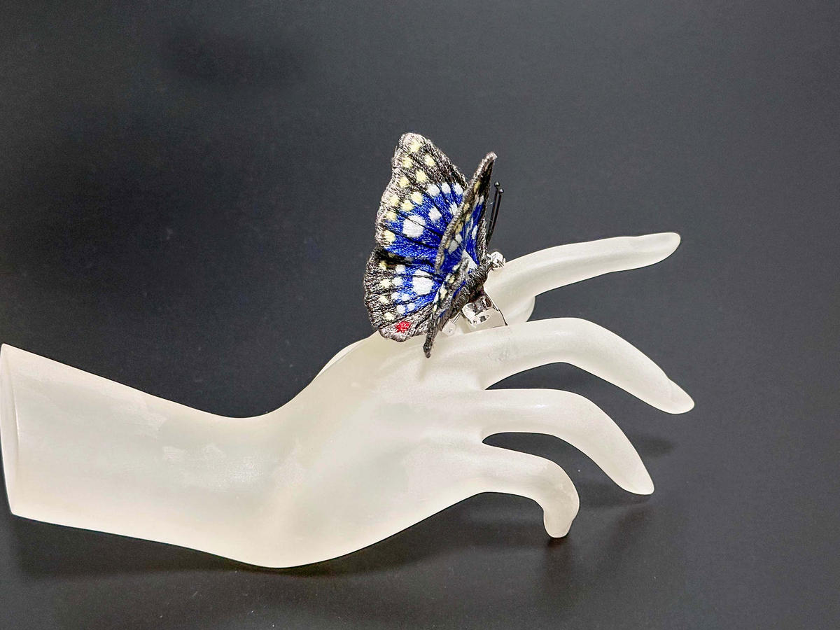 立体刺繍の蝶（オオムラサキ蝶）
