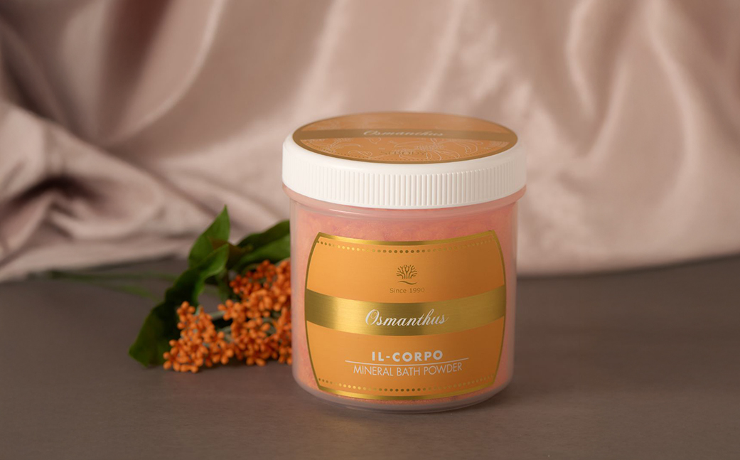 イルコルポ ミネラルバスパウダーオスマンサス 600g 30回分 入浴剤 バスパウダー 金木犀 美肌 保湿 整肌 アロマ ミネラル 雪塩 海藻エキス スクワラン パパイン お風呂 バス用品     KDD011