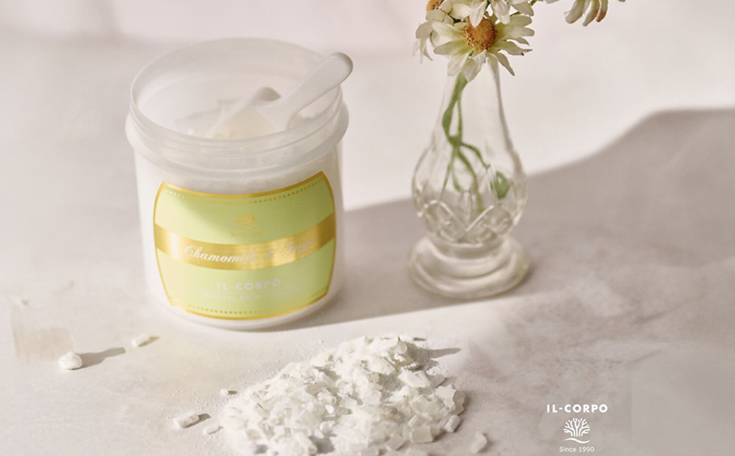 イルコルポ ミネラルバスパウダーカモミール&セージ 600g 30回分 入浴剤 バスパウダー 美肌 保湿 整肌 アロマ ミネラル 雪塩 海藻エキス スクワラン パパイン お風呂 バス用品 KDD007