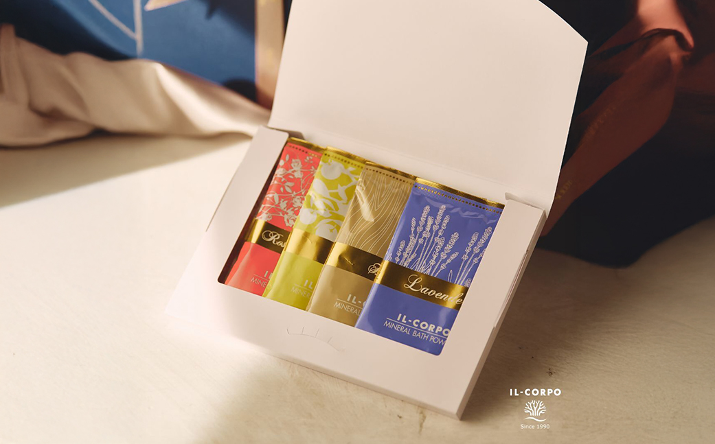 イルコルポ ミネラルバスパウダーアロマコレクションアソート グリーティングギフト 入浴剤 バスパウダー 美肌 保湿 整肌 アロマ ミネラル 雪塩 海藻エキス スクワラン パパイン お風呂 バス用品    KDD010