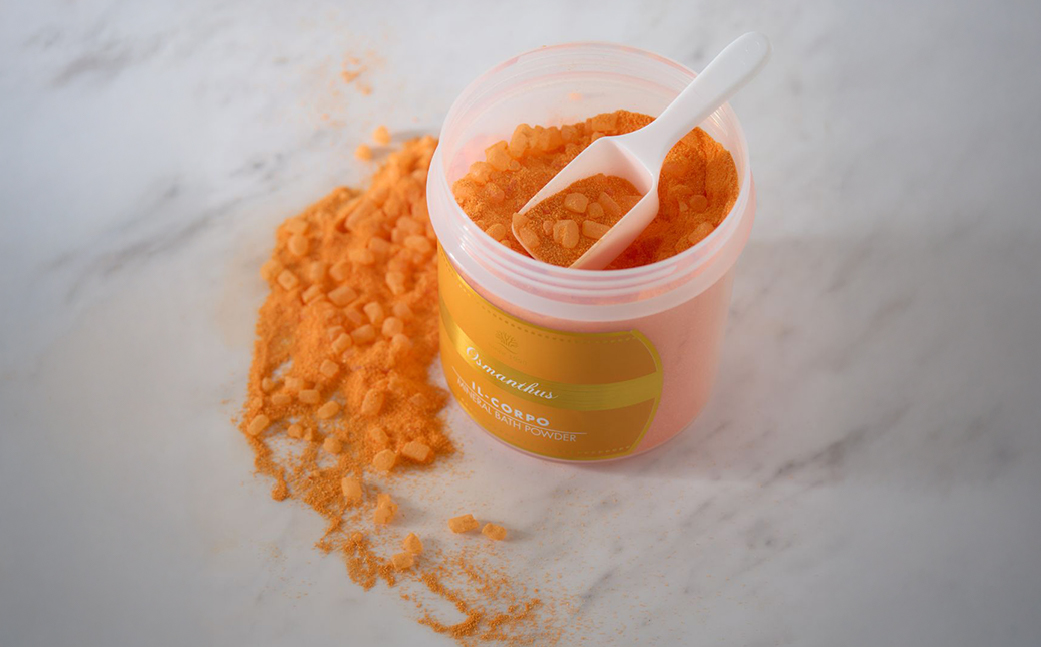 イルコルポ ミネラルバスパウダーオスマンサス 600g 30回分 入浴剤 バスパウダー 金木犀 美肌 保湿 整肌 アロマ ミネラル 雪塩 海藻エキス スクワラン パパイン お風呂 バス用品     KDD011