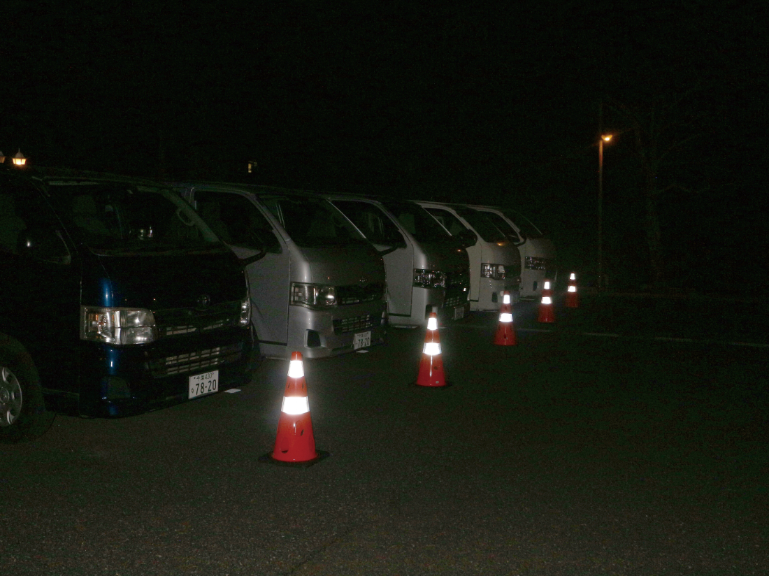 穴あきコーン　1個　イエロー ／ カラーコーン 選べる色 工事用 屋外用 倒れにくい 重り付き ウェイト一体型 割れにくい 駐車場用品 工事現場用品 安全対策用品 警告灯対応 SDGs配慮 風対策 千葉県 No.349-05