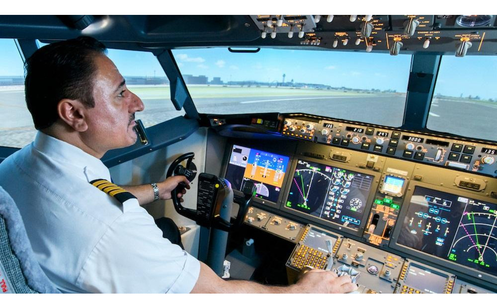フライトシミュレーターでパイロット体験（1~2名）