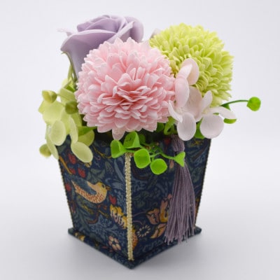 カルトナージュ花器の仏花アレンジと写真たて(BEST OF MORRIS)【1395496】