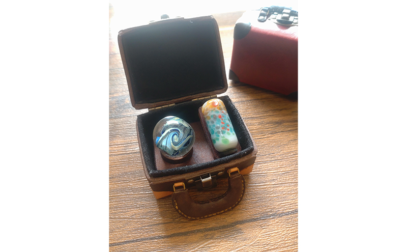 旅する絵画（タイプGM＋） とんぼ玉 2個セット (収納用ミニトランク 1個) 手作業 てのひらサイズ 小さなトランク ミニトランク 美しい コンパクト ミニチュア アート ギフト Beans Roots 東京都 大田区