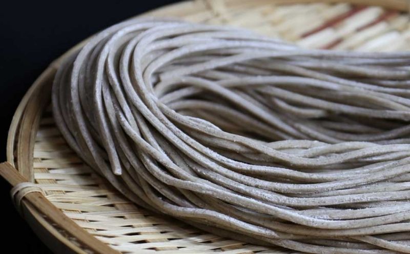 なぜ蕎麦にラー油を入れるのか。の名物！ 冷たい肉そば ラー油入り 3人前 麺 そば 蕎麦 コシ コク 食べ応え 牛肉 ネギ ゴマ 刻みのり 自家製 ラー油 冷たい 豊島区 東京都