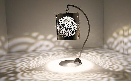 和柄模様の光で癒しの空間を演出　LEDライト「ランタンシェード」