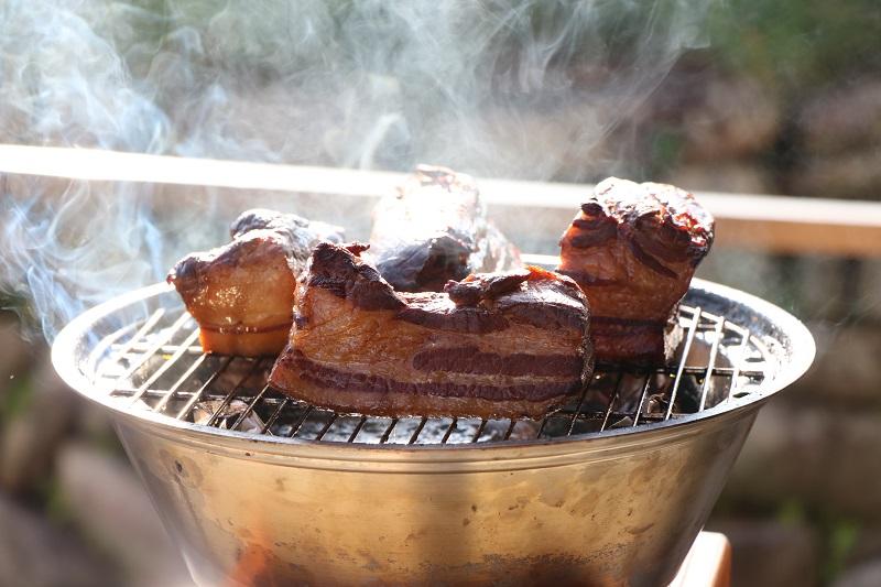 世界初　冷燻機能搭載　ヘラ絞り加工によるステンレス製大型オーブン燻製機