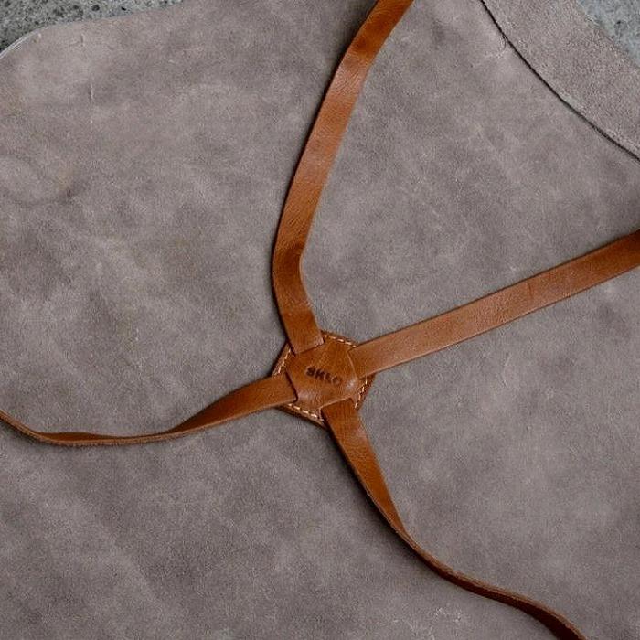 SKLO 一枚革の良さ、強さも生かす焚火エプロン（肩紐：革）　Stone Gray（ストーングレー）