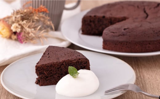 ガトーショコラ 6号サイズ 濃厚チョコレートケーキ 焼き菓子 ホールケーキ 6号 ギフト プレゼント対応 メッセージカード  濃厚 ガトーショコラ チョコレート ケーキ スイーツ 横須賀【パティスリーハダ】 [AKAM007]