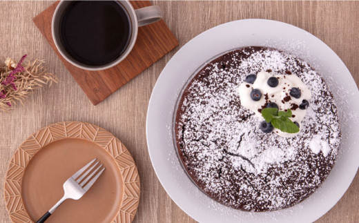 ガトーショコラ 6号サイズ 濃厚チョコレートケーキ 焼き菓子 ホールケーキ 6号 ギフト プレゼント対応 メッセージカード  濃厚 ガトーショコラ チョコレート ケーキ スイーツ 横須賀【パティスリーハダ】 [AKAM007]