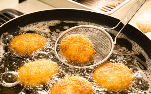 【全6回定期便】チキンクリームコロッケ 20個 1.1kg クリームコロッケ ころっけ 冷凍 揚げ物 惣菜 コロッケ 横須賀 マルシン 揚げるだけ 簡単 便利な 小分け【有限会社丸伸商事】 [AKFH037]