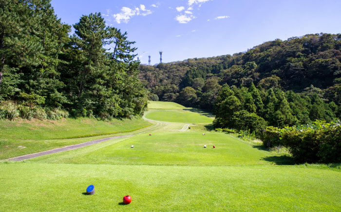 葉山国際カンツリー倶楽部 土日祝日1名様セルフプレー券（同伴者割引あり） / スポーツ ゴルフ リゾートコース 湘南 神奈川県 三浦半島【(株)葉山国際カンツリー倶楽部】 [AKID004]