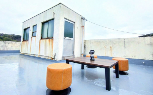 浦賀 「酒と宿と不動産-yado-」 宿泊クーポン 5,000円分 《囲炉裏＆屋上付き！》 ホテル 旅館 リノベーション 横須賀 レトロ 貸し切り お出かけ 宿泊 体験 移住【株式会社RE&H】 [AKFE001]
