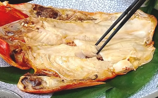 【全6回定期便】かながわブランド「三崎黒潮キンメ」鯛の特大干物 2枚入 約1400g セット 神奈川 三浦 三崎 魚 金目 干物 特大サイズ キンメの開き おつまみ 三浦半島  計約1.4kg 2枚 6回定期【長井水産株式会社】 [AKAJ007]