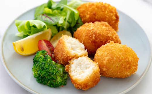 【全12回定期便】チキンクリームコロッケ 40個 2.2kg クリームコロッケ ころっけ 冷凍 揚げ物 惣菜 コロッケ 横須賀 マルシン 揚げるだけ 簡単 便利な 小分け 【有限会社丸伸商事】 [AKFH035]