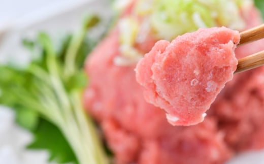 【年内発送の受付は12月24日まで！】【訳あり】天然 まぐろ 中トロ メバチ 計約900g (4柵入り) マグロ 鮪 まぐろ 魚 刺身 中とろ さしみ 横須賀 年内発送 【横須賀商工会議所 おもてなしギフト事務局（本まぐろ直売所 横須賀本店）】 [AKAK010]