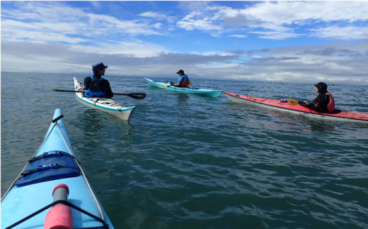 コアアウトフィッターズ 葉山・秋谷 シーカヤック1日スクールチケット ランチ付き 1名様 神奈川 横須賀 葉山 三浦半島 秋谷 レジャー 体験 観光 旅行 カヤック マリンスポーツ 海 ランチ 海鮮 【コアアウトフィッターズ】 [AKBT009]