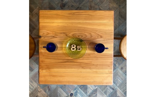  家具 カフェテーブル 60cm×60cm 無垢材 ダイニング インテリア 木製 ハンドメイド カグ かぐ テーブル てーぶる デスク 机 おしゃれ かわいい 杉 ビンテージ 椅子 日用品 リビング キッチン 市場家具 いちば イチバ 85ファニチャー 国産 神奈川 湘南 藤沢