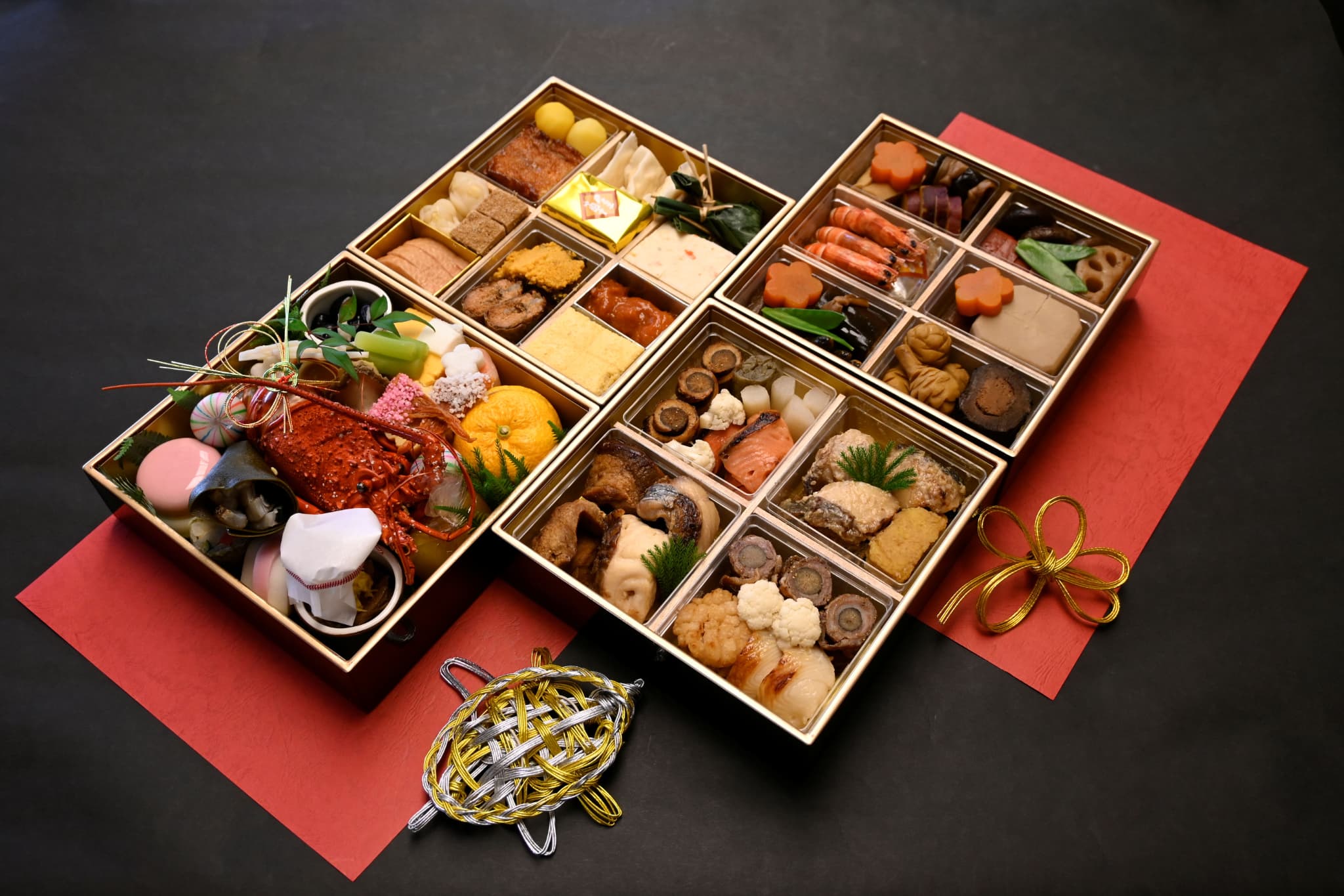 おせち 4段重 約 4～5人前 引換券【 店頭 引き渡し 】 特選 豪華 湘南 老舗 料亭 期間限定 数量限定 新年 お節 お祝い 贅沢 迎春 2026 正月 お正月料理 常温 家族向け 少人数 料理 特選おせち 豪華おせち 多品目 グルメ 利用券 チケット 株式会社 伊藤商店 隠れ里 車屋 神奈川 藤沢