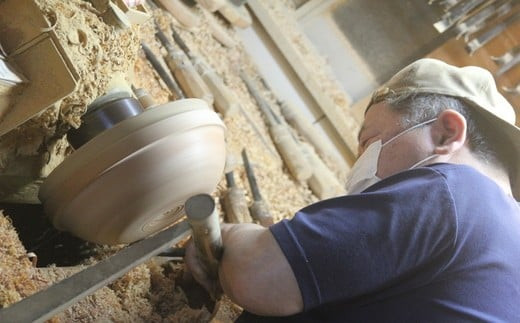 スリ漆ケヤキ尺三寸木鉢【尺三寸木鉢 ケヤキ材 直径38.5cm×11.5cm 日本のケヤキ 手作り 工芸品 透漆塗り 国産天然木 おしゃれ プレゼント 記念 お祝い コネ鉢  そば 神奈川県 小田原市 】