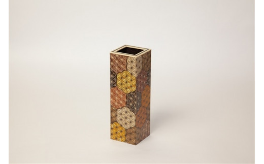 【箱根寄木細工　四角花瓶　亀甲】季節の草木を伝統工芸に入れて