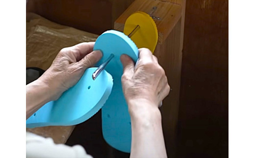 海にかえる生分解性の国産ビーチサンダル「SIX LINE」☆小田原城型フローティングキーホルダー付き ソール：カーキ×鼻緒：グレー・23cm【高島屋選定品】