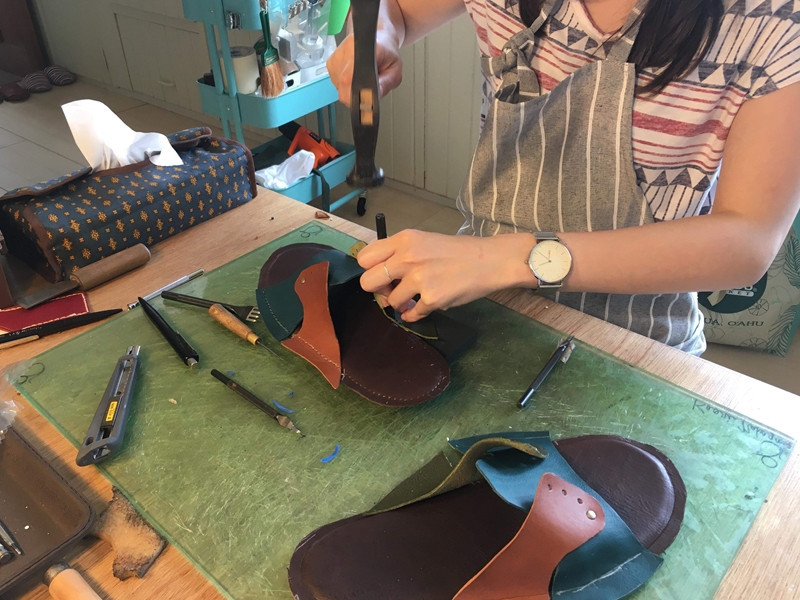 【レザーサンダル】ワークショップ体験チケット【革細工 イタリアンレザー オリジナル革履物 牛革 豚革 靴１個 ベジタブルタンニン 革細工体験　8時間程度 手作り 靴工房 工房 国産レザー 神奈川県 小田原市 】